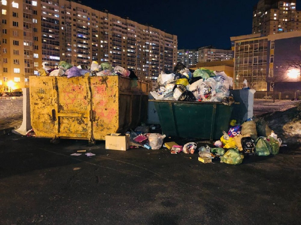 Петербуржцы жалуются на некачественный вывоз мусора