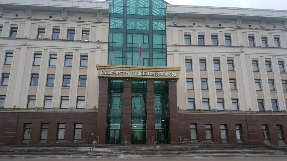 Петербуржец через суд требует отменить ковидные постановления