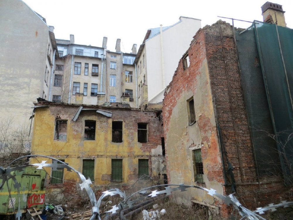 В интернете показали разрушающийся Петербург