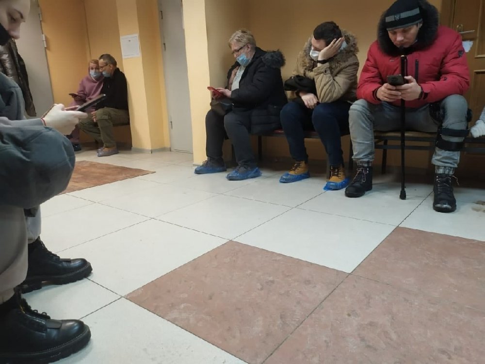 В поликлиниках Петербурга огромные очереди. Но Комитет по здравоохранению их не видит?