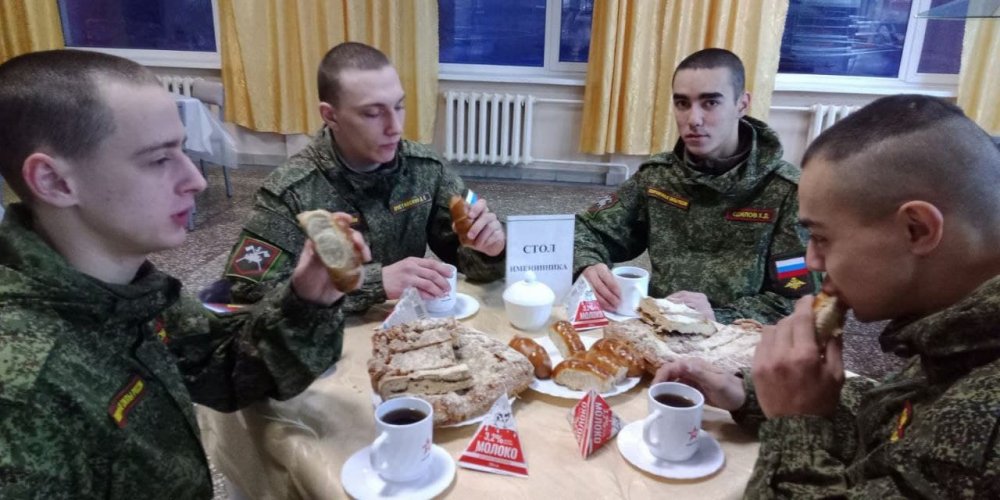 «Вкусный» праздник в армии – это реальность! Январских именинников поздравили в столовых воинских частей