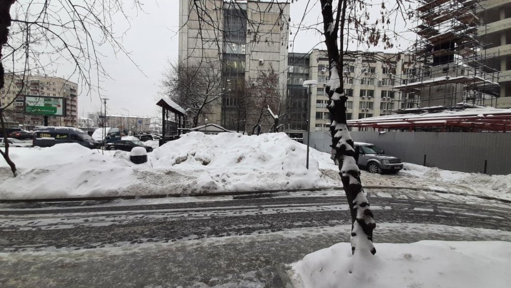 Москвичи вновь жалуются на некачественную уборку снега на улицах и льда с крыш