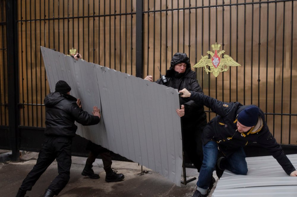 Депутат Мосгордумы подрался со строителями, защищая от сноса историческое здание