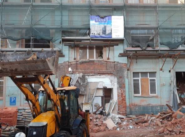 Реконструкция или варварство? В Москве дом-объект культурного наследия лишился фасада
