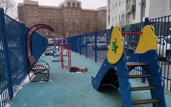 "Это не загон для скота". Телеграм-канал опубликовал шокирующие фото детской площадки в Москве