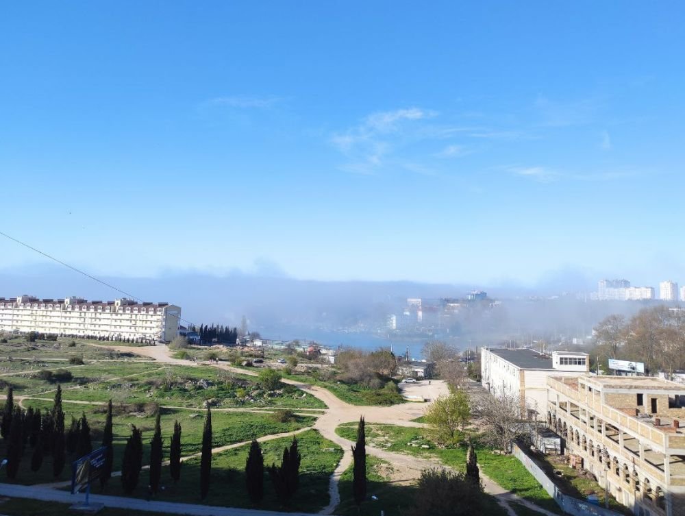 Бухты Севастополя окутались густым туманом непонятного происхождения