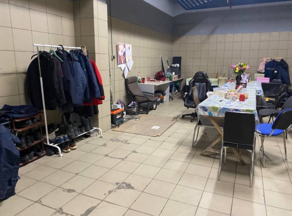 В подвале московского ЖК обнаружилась незаконная «гостиница» для приезжих