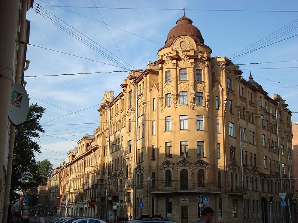 В Петербурге вновь сбивают лепнину с исторического дома
