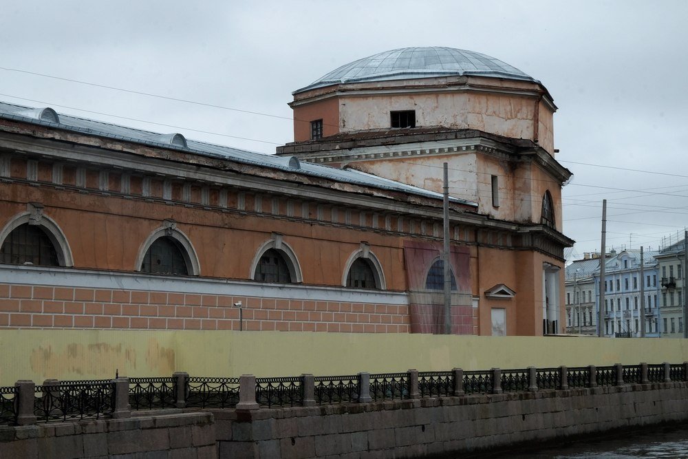Петербургское правительство пытается продать заброшенное здание Конюшенного ведомства