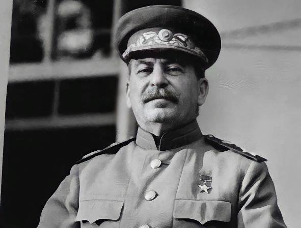Почему российские чиновники ненавидят Сталина?