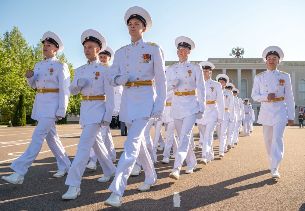 Белые кители, платья и голуби – выпускной в Севастопольском Президентском кадетском училище