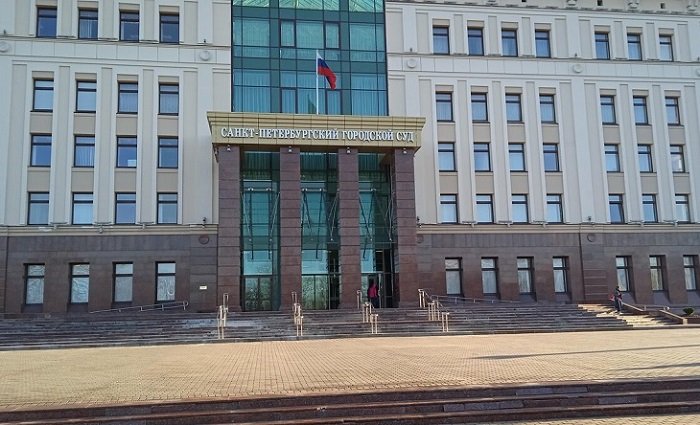 Петергофские краеведы через суд отстаивают памятник русскому летчику