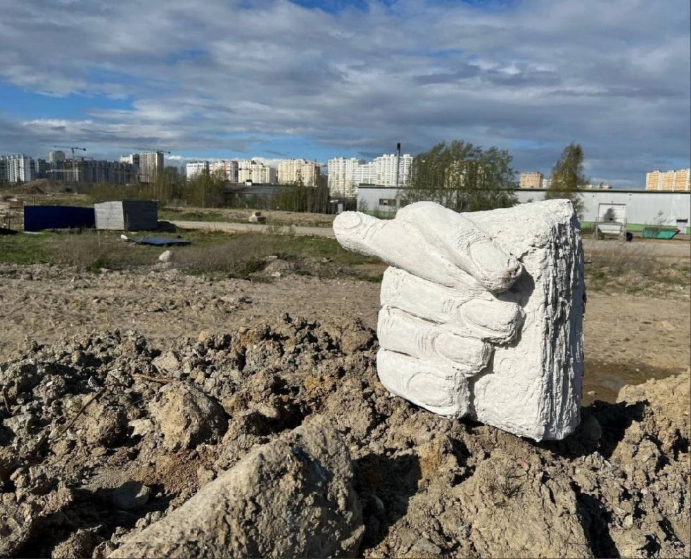 В петербургских Шушарах появился «памятник кукишу»