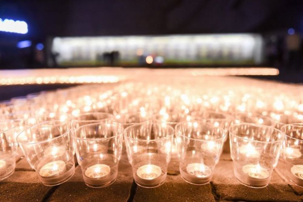 "Свечи памяти" зажглись на площади Нахимова в Севастополе в память о павших в ВОВ