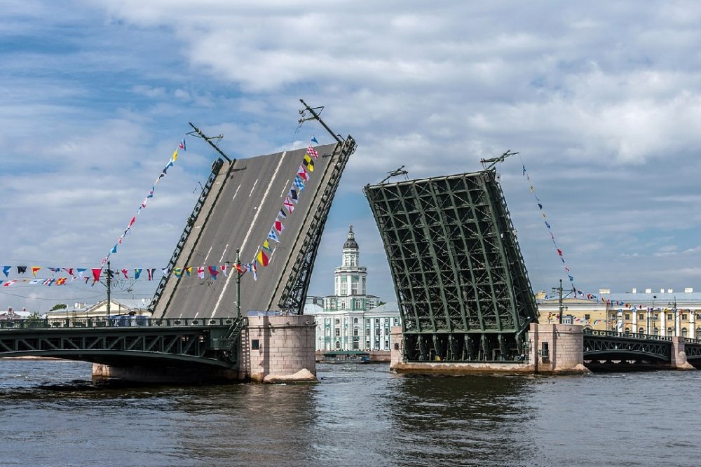 Два петербургских моста могут разводиться только для зрителей