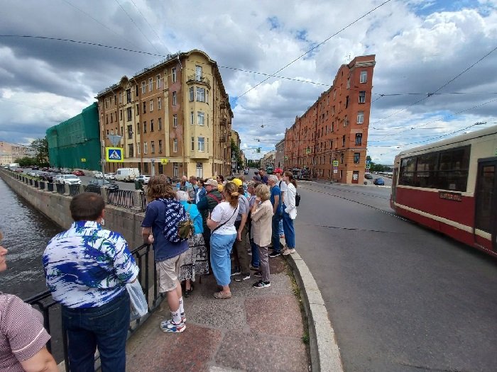 Петербургские градозащитники провели экскурсию по исторической застройке, которой угрожает снос