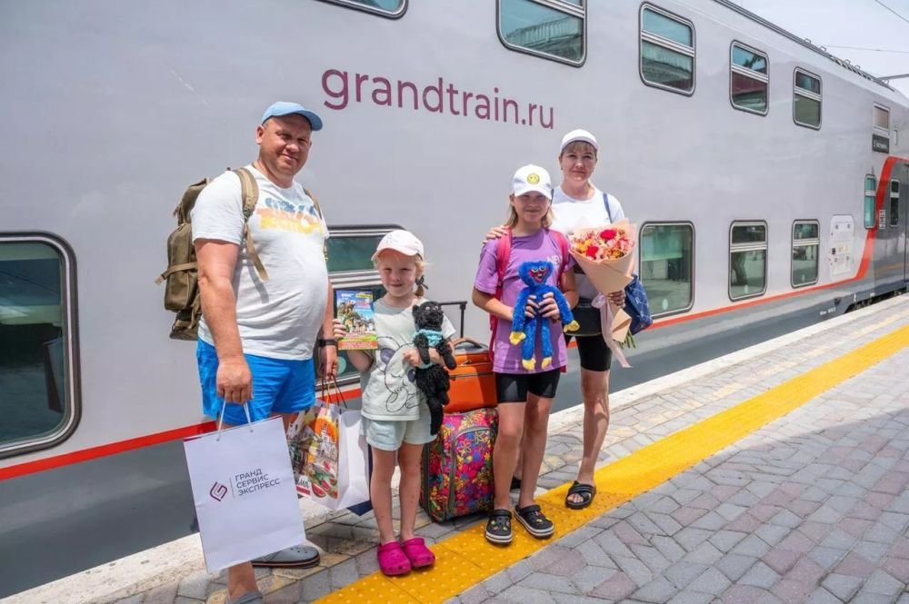 Власти Крыма торжественно встретили 5-миллионного пассажира поездов "Таврия"