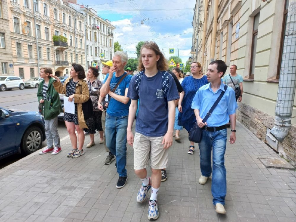 Петербургские градозащитники провели экскурсию по исторической застройке, которой угрожает снос