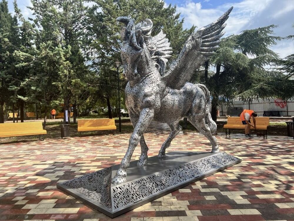 "Венцом реконструкции" севастопольского сквера стала статуя Пегаса