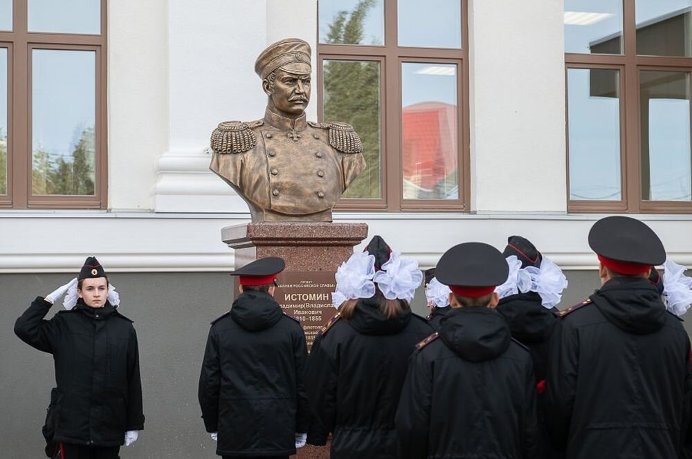 В Севастополе открыт памятник герою Первой обороны контр-адмиралу Истомину