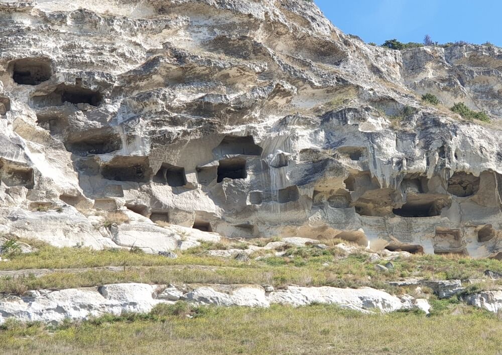 Севастопольские историки исследуют пещерный храмовый комплекс Загайтанской скалы