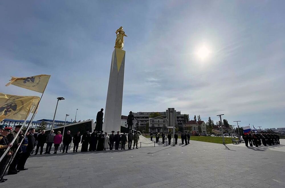 У памятника "Примирение" в Севастополе отдали дань памяти погибшим в братоубийственных войнах
