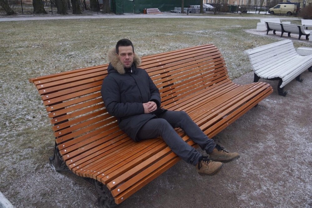 Петербуржцев возмутили новые скамейки для скверов