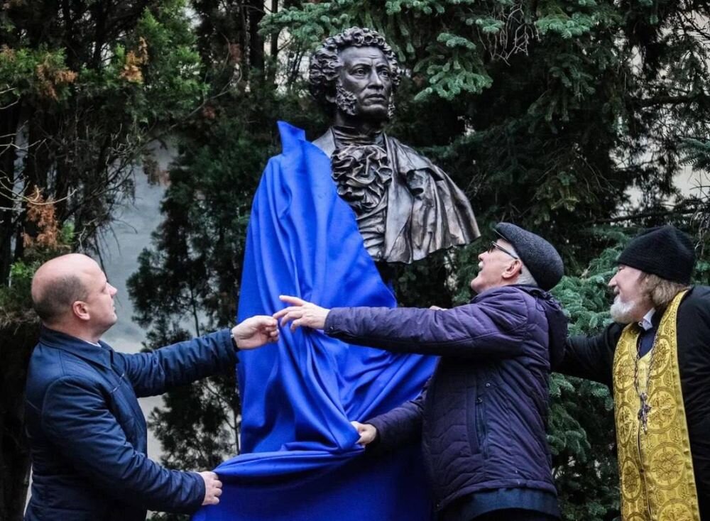 На Украине уничтожают Пушкина – в Севастополе чествуют