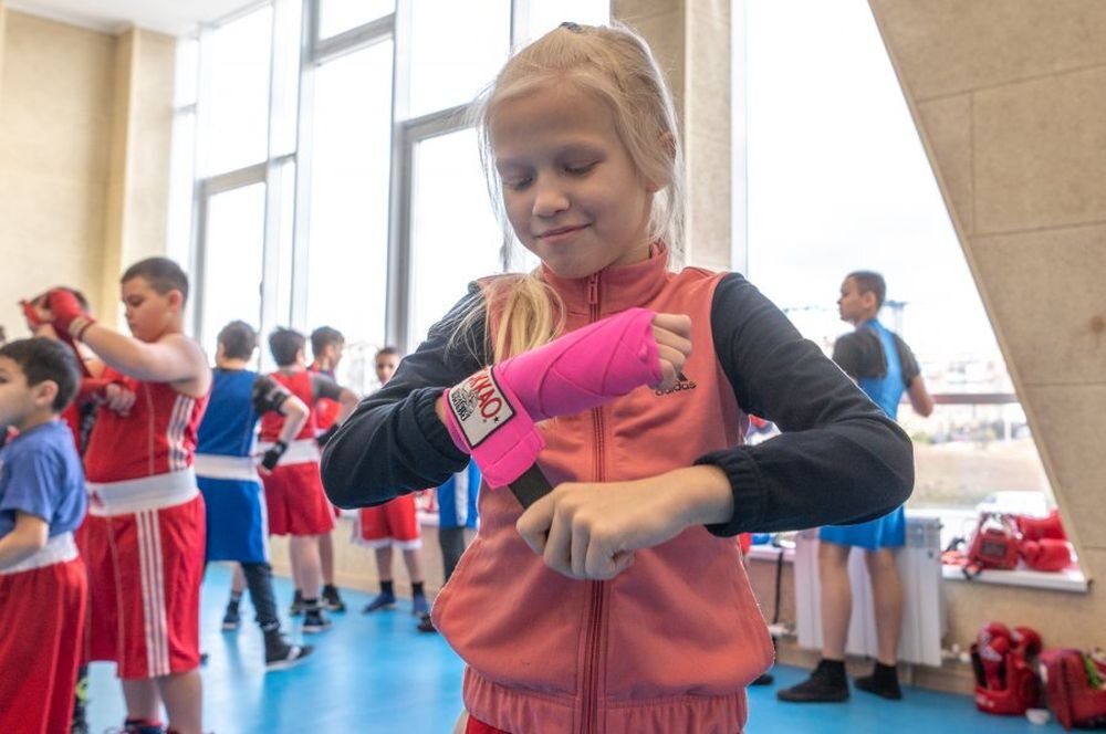 Боксеры, футболисты и теннисисты начали занятия в новом комплексе в Севастополе