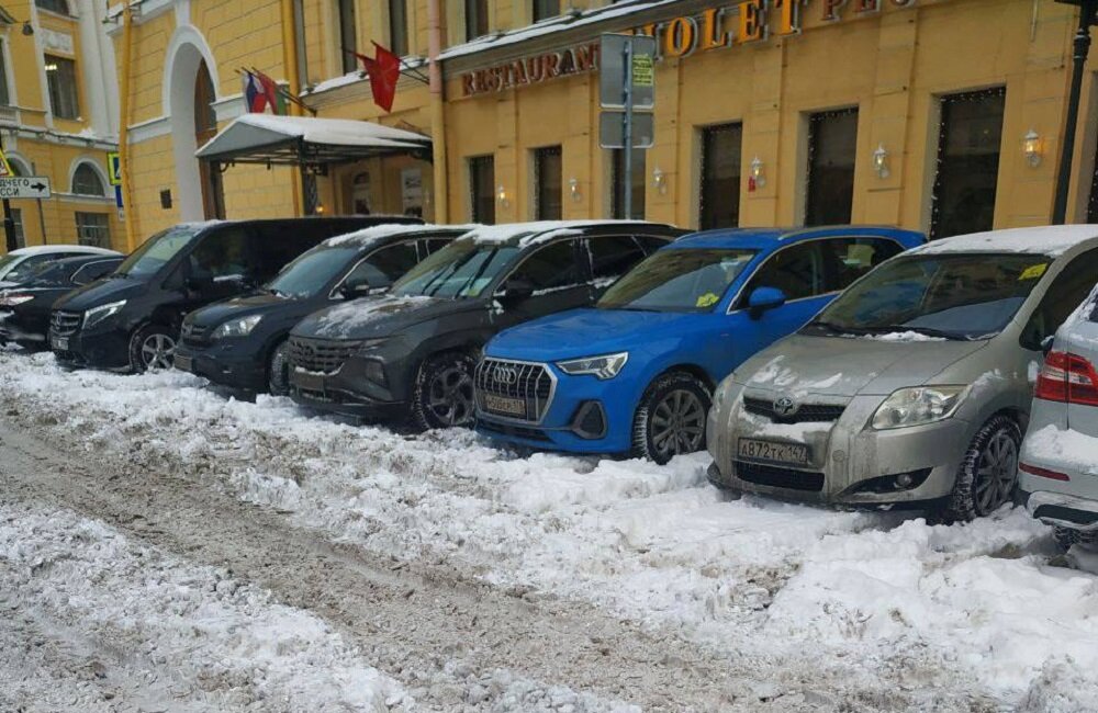Глава комтранса пытался ответить на вопросы петербуржцев о платной парковке