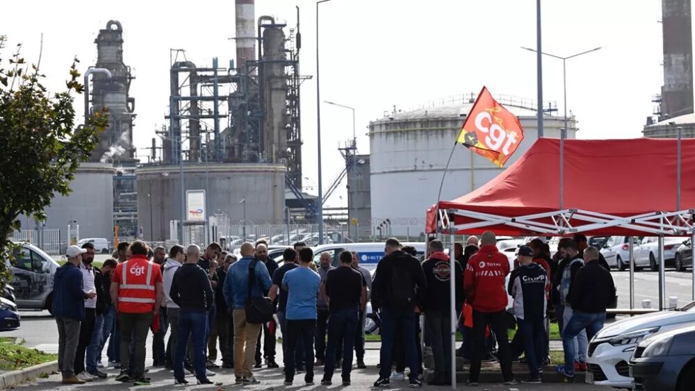 Забастовки на французских нефтеперерабатывающих заводах ускорили падение промышленного производства в октябре