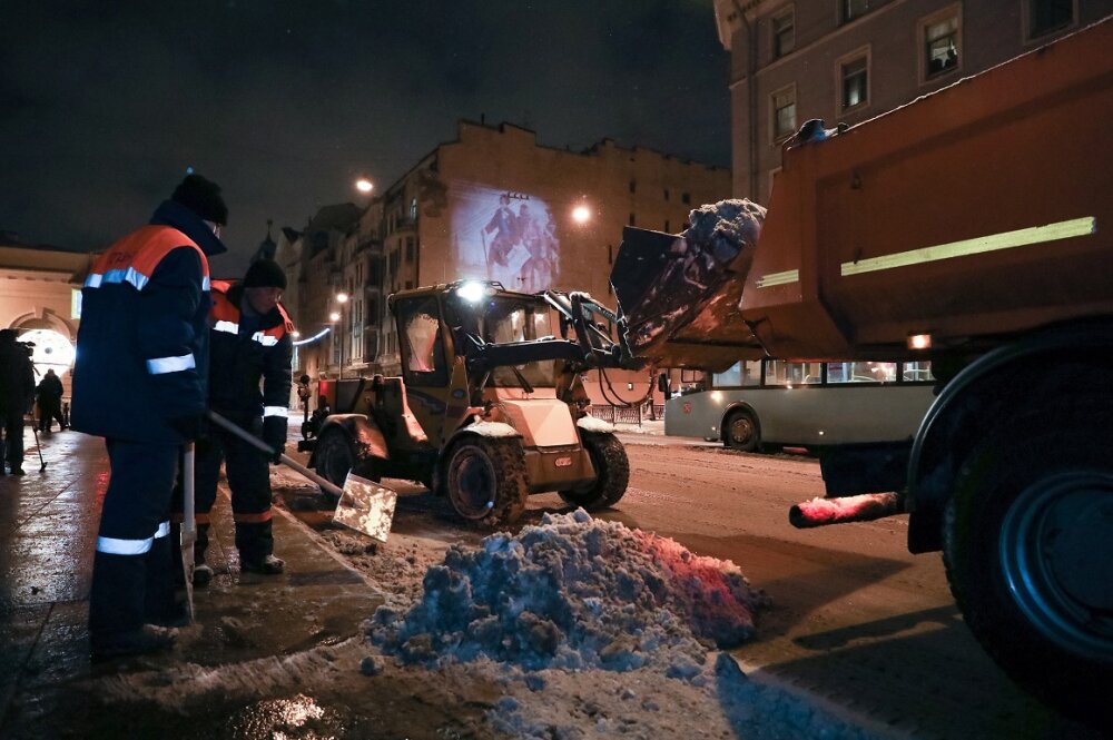 В Смольном продолжают списывать проблемы с уборкой улиц на «аномальные» снегопады
