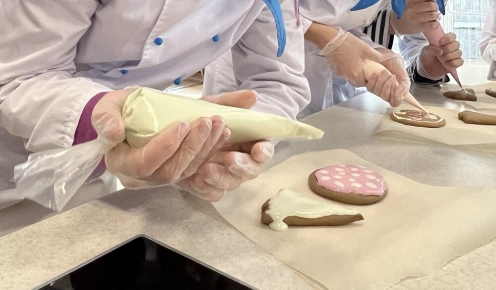 «Артековское» угощение к Новому году: на кулинарном мастер-классе школьники освоили приготовление праздничного печенья