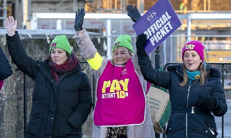 Возобновились переговоры о повышении зарплаты учителей в Шотландии