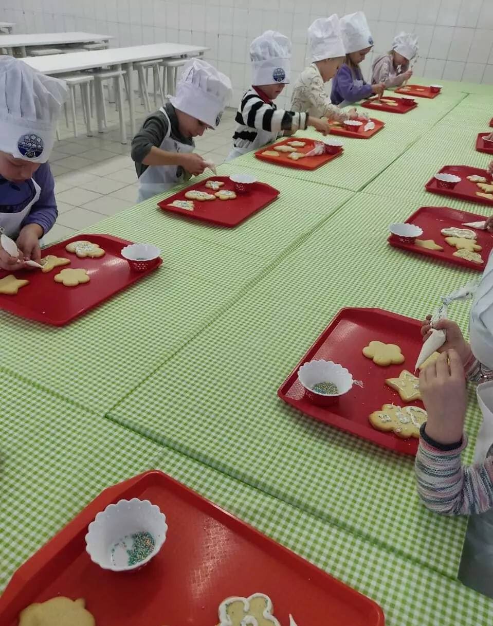 Московских школьников и детсадовцев научили готовить праздничные десерты