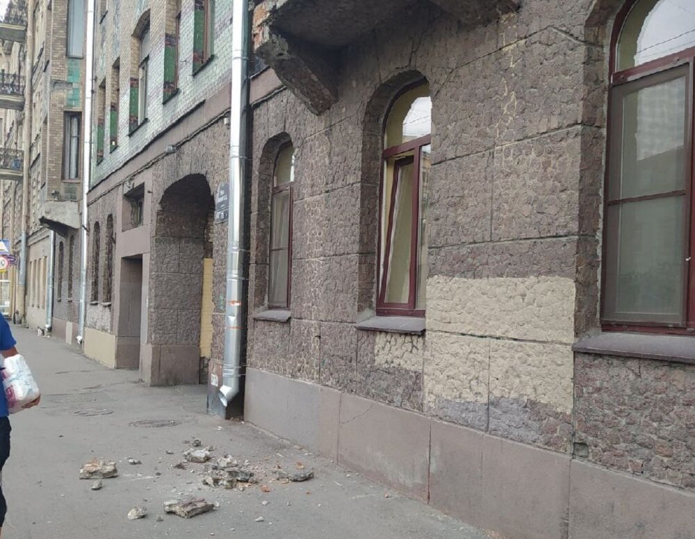 В Петербурге ответственность за рушащиеся фасады пытаются свалить… на пешеходов