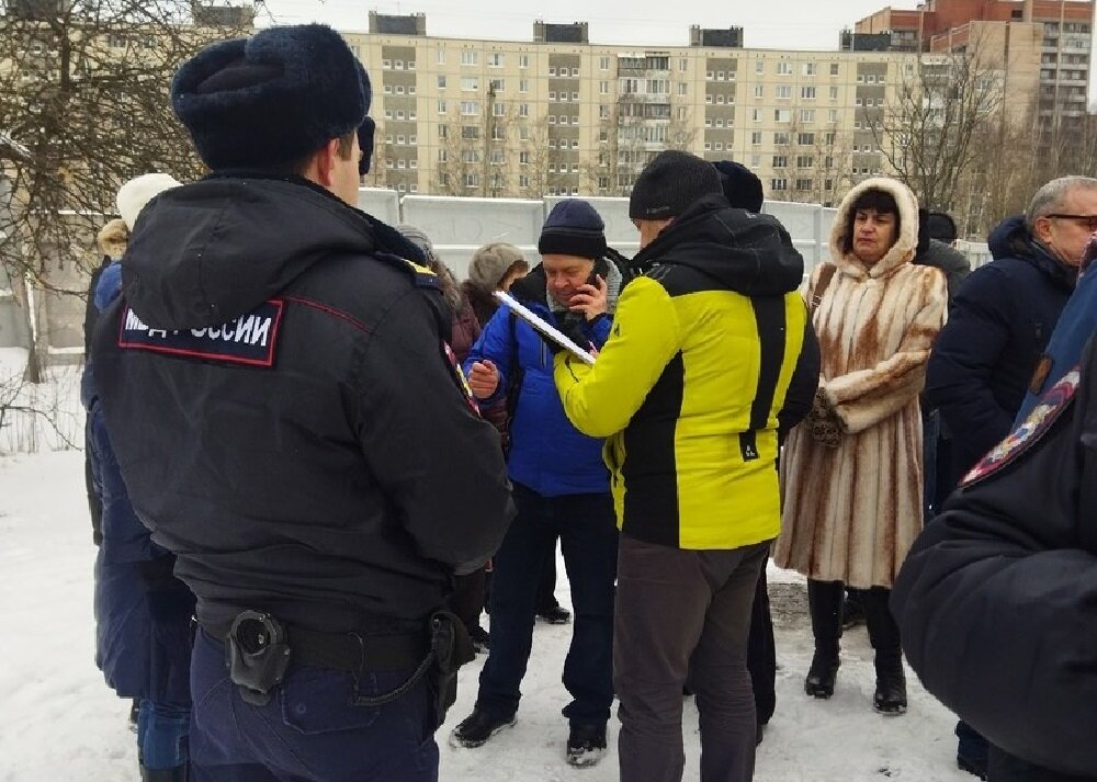 В Петербурге полицейские приняли народный сход в защиту сквера за несанкционированный митинг