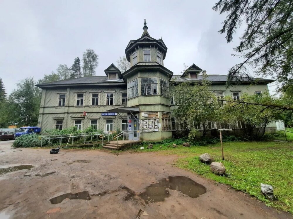 Почту России вынудили отремонтировать аварийный памятник культуры в Ленобласти