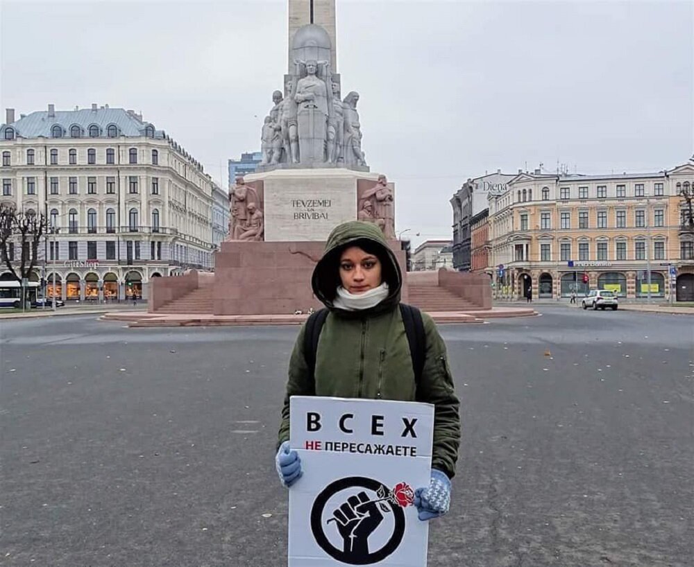 Российское посольство в Латвии протестует против задержания молодой пророссийской активистки