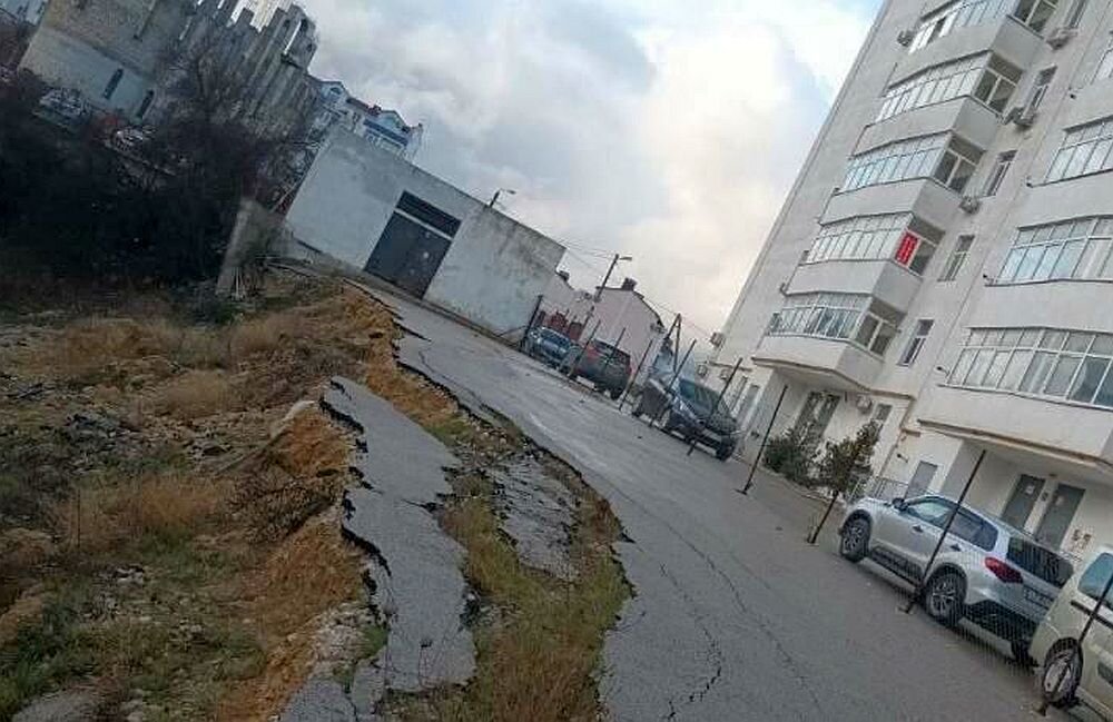 К многоэтажному зданию в Севастополе подступает оползень