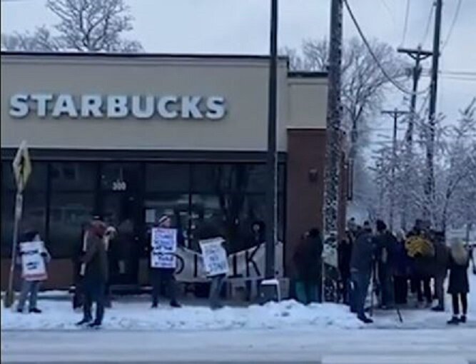 Работники «Starbucks», недовольные своей зарплатой, бастуют по всей Америке