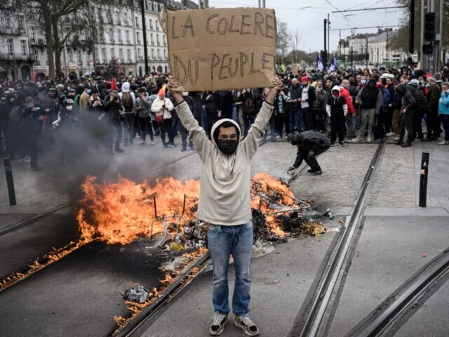 Нехватка топлива и распри в кабинете министров ознаменовали 10-й день забастовок во Франции, а полиция готовится к новым протестам