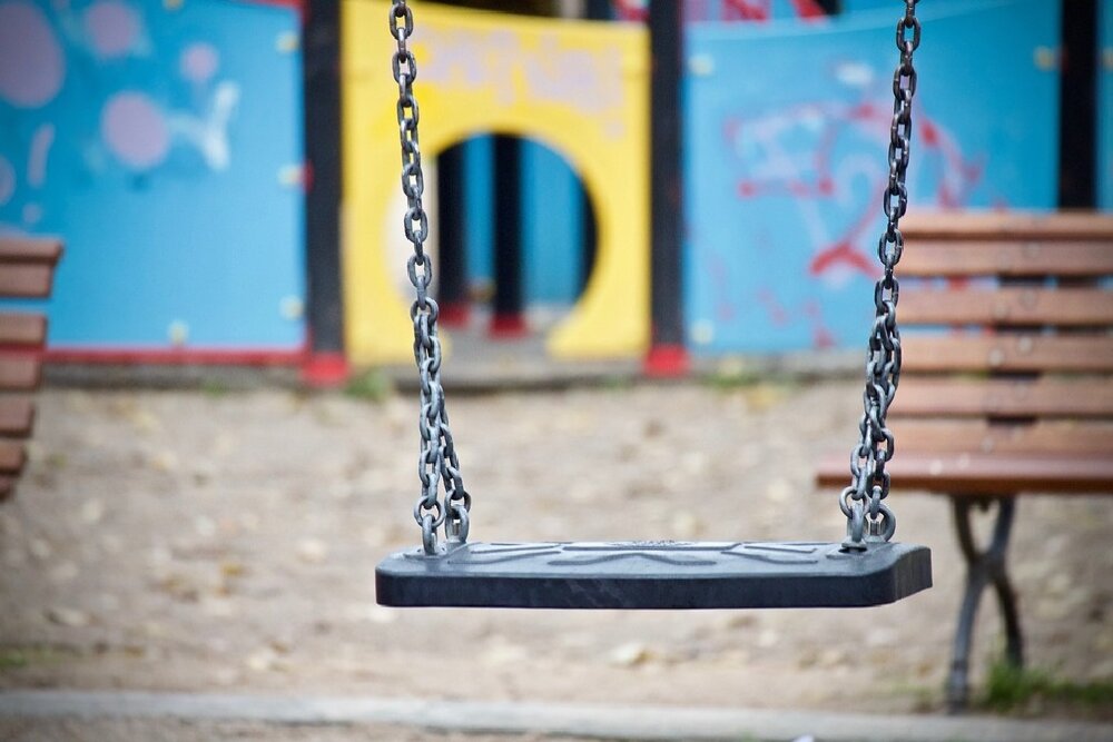 В Петербурге чиновникам рассказали, что безопасность детских площадок – на их совести