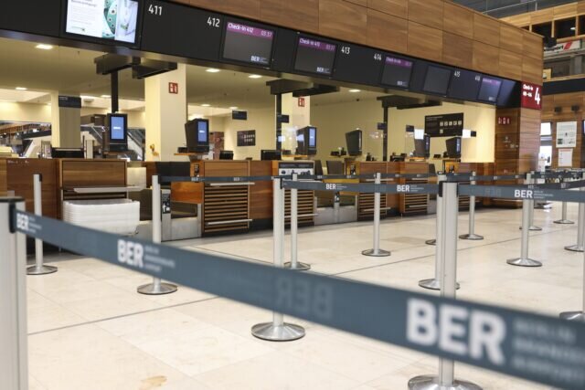 Забастовки в аэропортах Берлина и Гамбурга привели к отмене рейсов