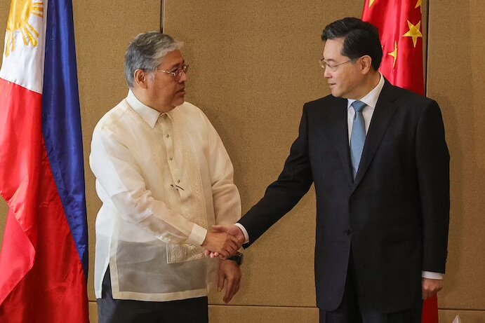 Глава МИД Китая провел переговоры на Филиппинах на фоне напряженных отношений между странами