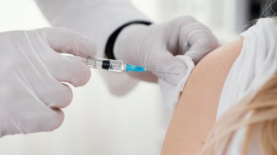 По данным Росздравнадзора большинство серьезных побочных эффектов от лекарств приходятся на прививки от ковида