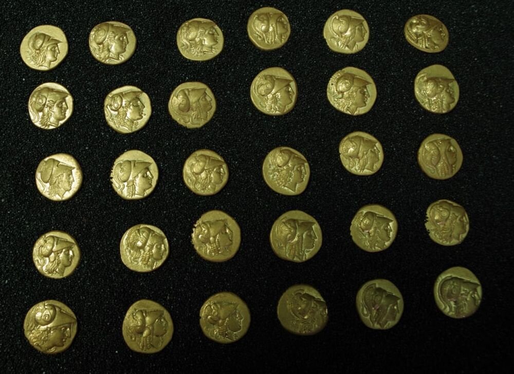 Самый большой за время раскопок клад золотых монет найден археологами в Керчи