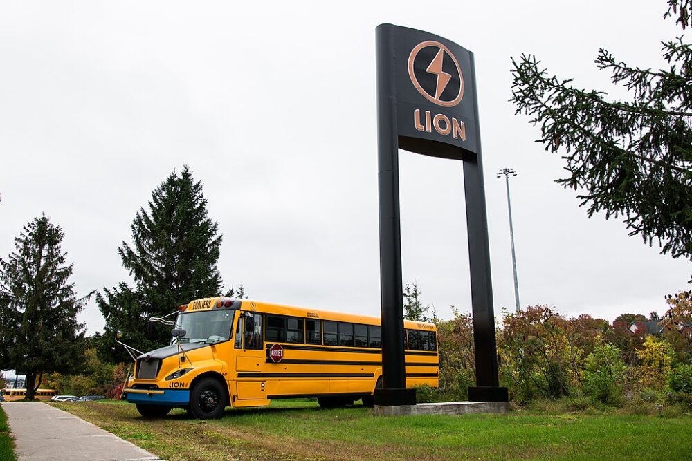 Водители школьных автобусов в США продолжают забастовку