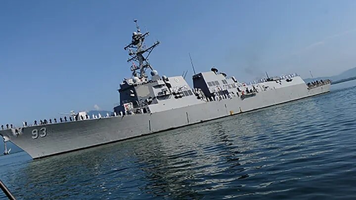 Китайский военный корабль опасно сблизился с американским эсминцем в Тайваньском проливе