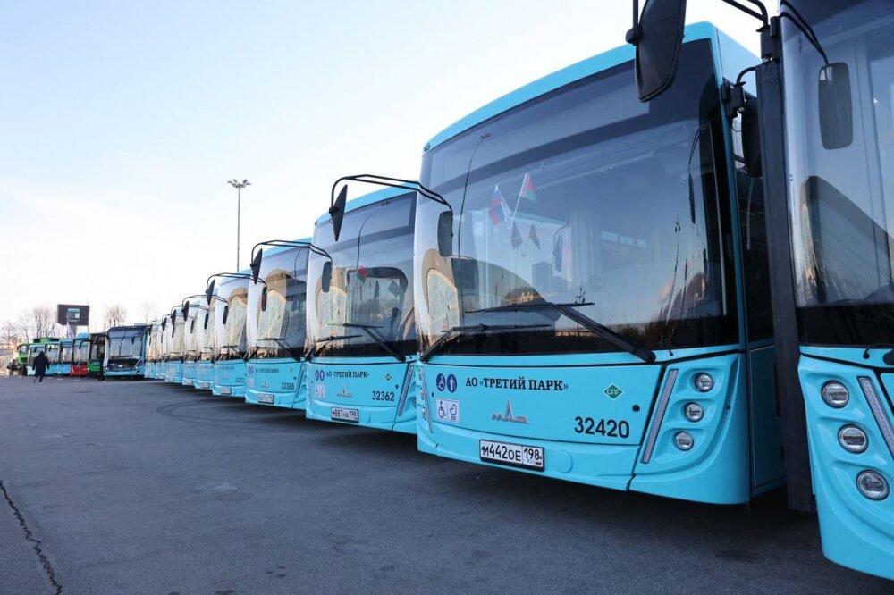 Горящий лазурный автобус становится символом Санкт-Петербурга